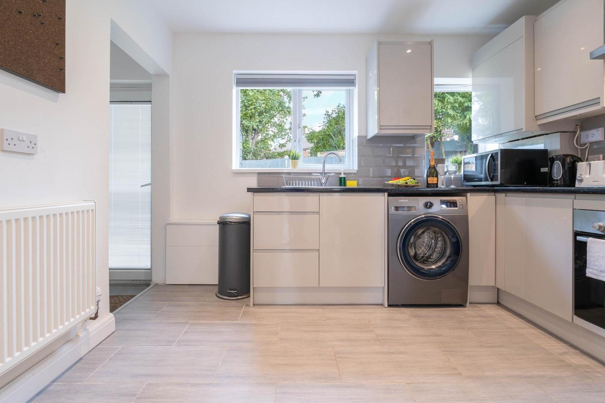 4 Bedroom House - Parking & Garden - Smart Tvs - Netflix - Wifi - Top Rated - 22Cg Birmingham Eksteriør billede